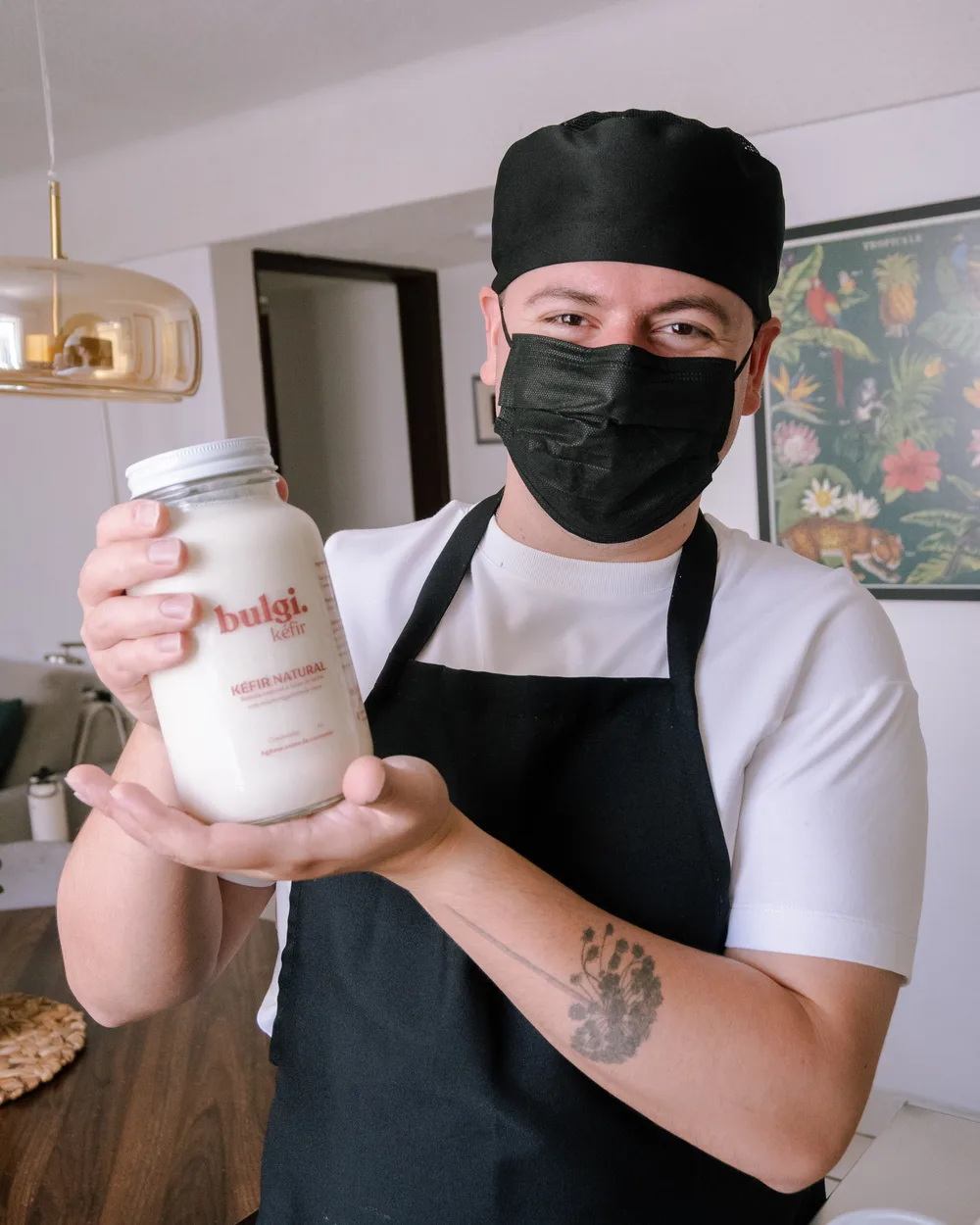 Mario sostiene un frasco de kéfir natural Bulgi de 900ml.